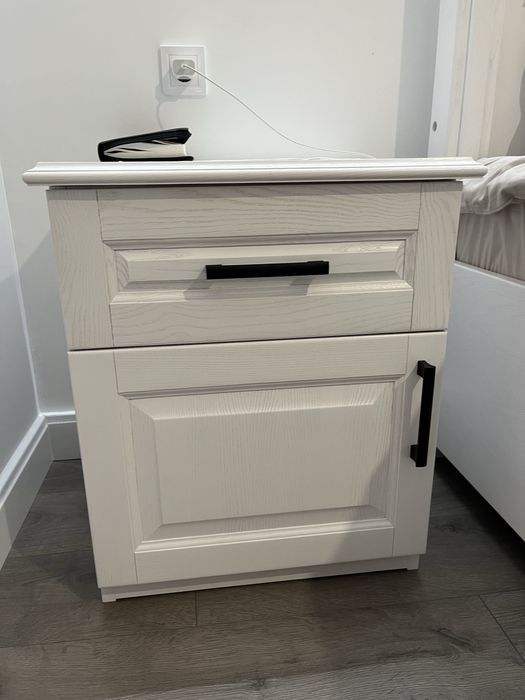 Спальний набор з дерева.  Ліжко, комод, тумбочки