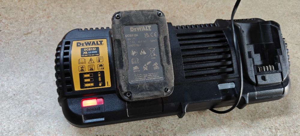 Ładowarka podwójna DEWALT DCB 132  bez baterii.