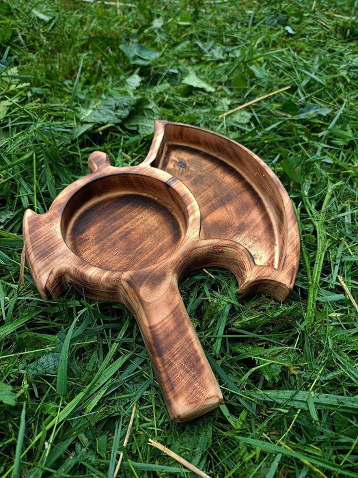 дерев'яна тарілка у формі сокири