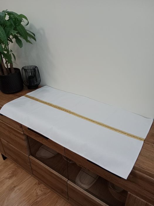 Bieżnik w złote prążki ze złotą ozdobną taśmą pośrodku 90x50