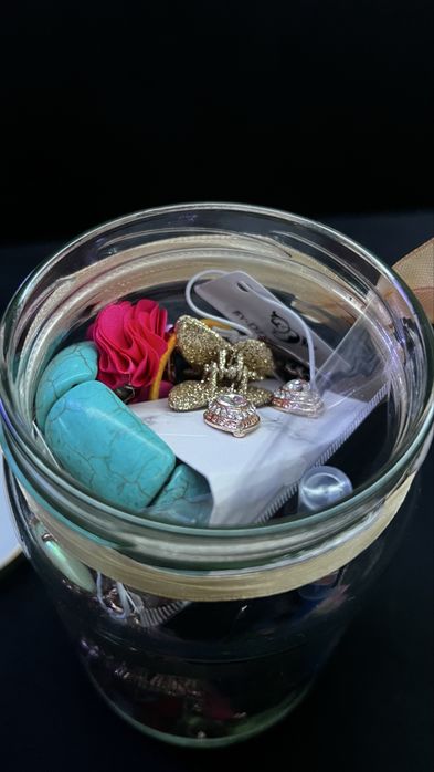Słoik zi turkusową biżuterią i w kolorze złota,  By Dziubeka