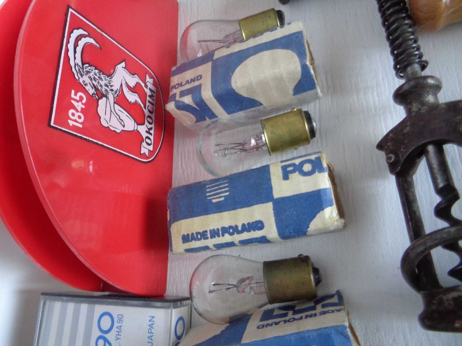 Przedmioty PRL-u korki do prądu brelok krążek hokejowy otwieracz