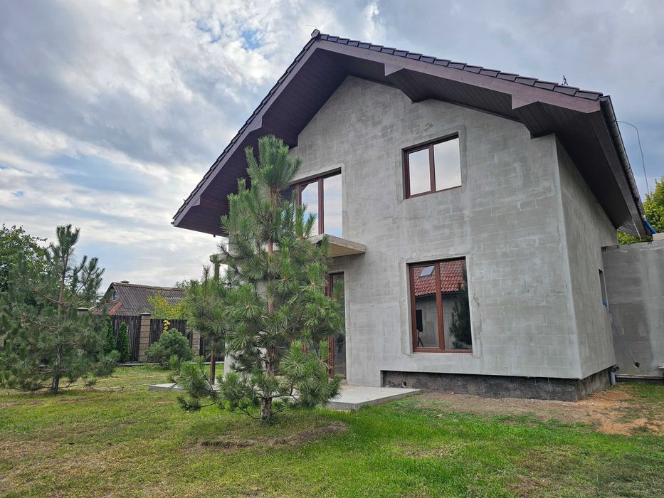 Продаётся новый просторный дом недалеко от воды, в районе Карачунов