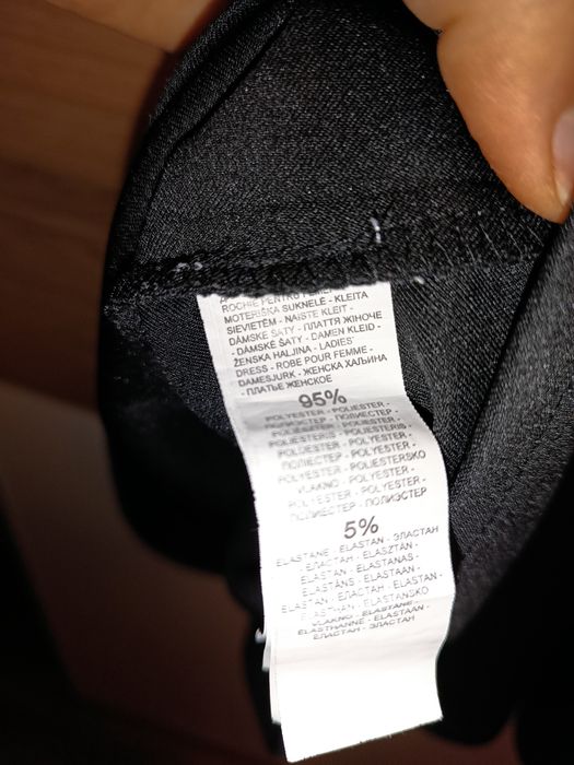 czarna sukienka na ramiączkach