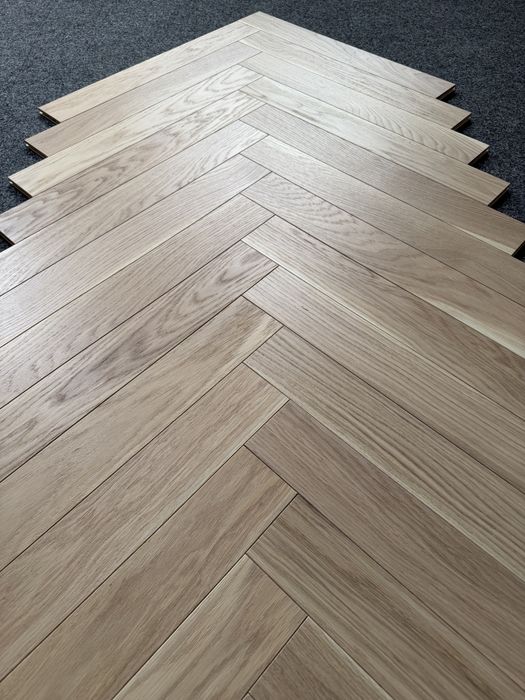Podłoga Drewniana Jodełka Dąb GESTREIFT (biel krawędziowa), 11x70x490mm, BIAŁY Olej UV x2 , 119 m2 od ręki
