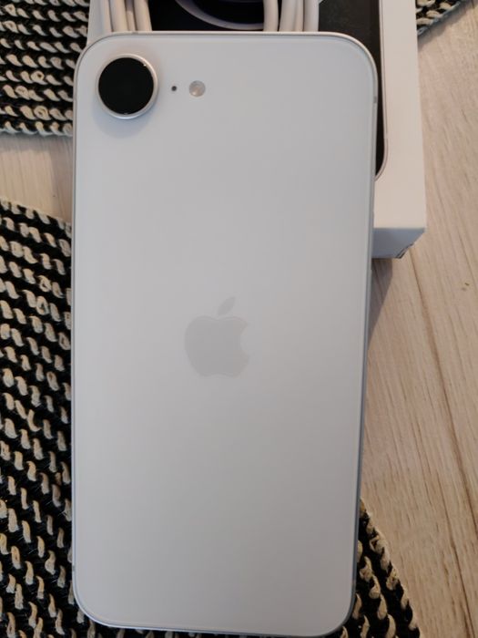 Sprzedam iPhone 16 e