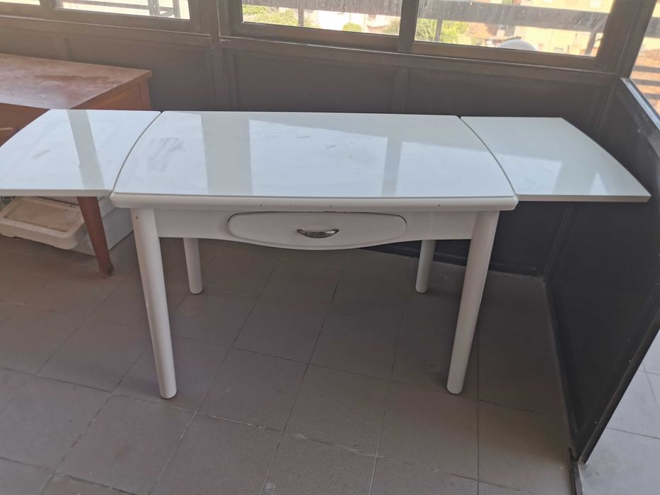 Mesa de cozinha extensível branca com gaveta