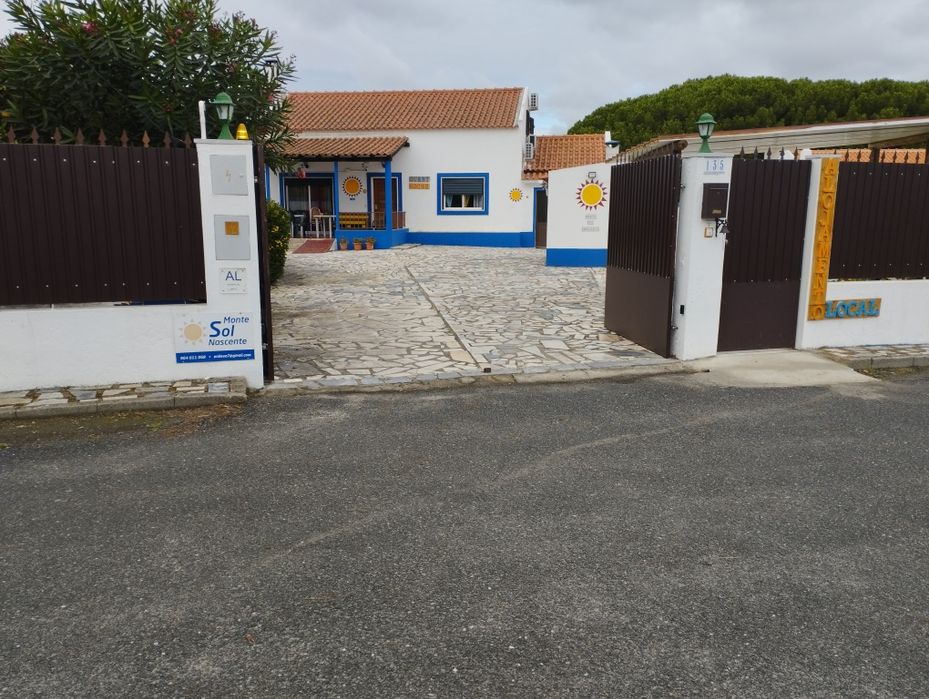 Vendo Moradia  com RC , Sótão habitável, e 2 anexos.