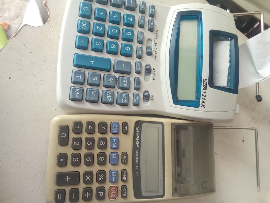 Duas máquinas registradoras . Sharp e Ibico.