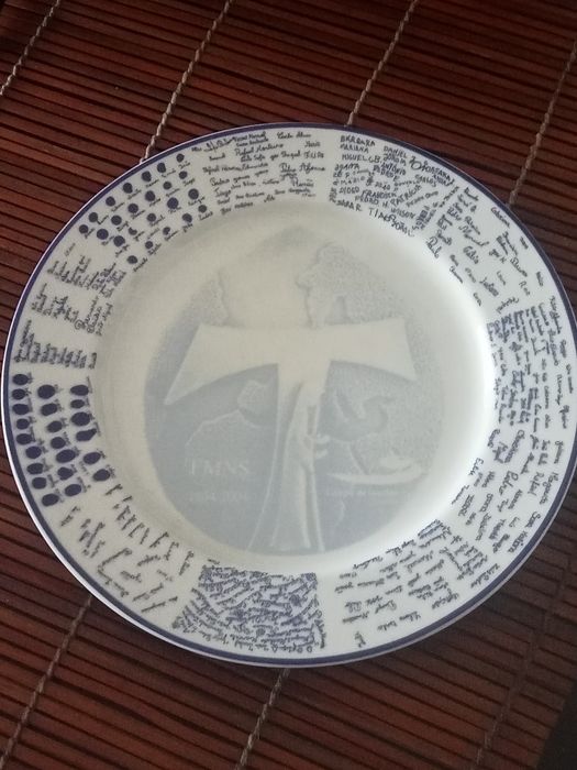 Belo prato de porcelana comemorativo