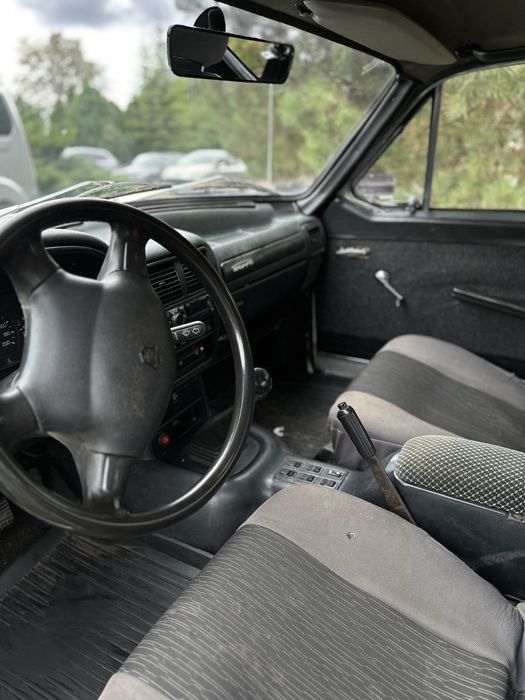 Wołga GAZ-24 – klasyk PRL, biały