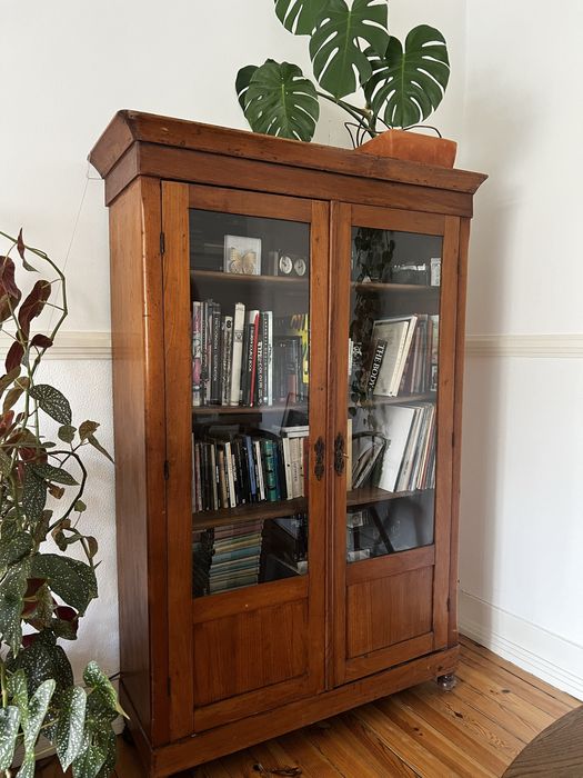 Armário Louceiro em Madeira Cerejeira. Medidas: 120cm x 195cm × 40cm