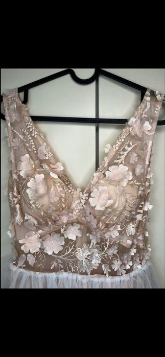 Tiulowa sukienka z kwiatami