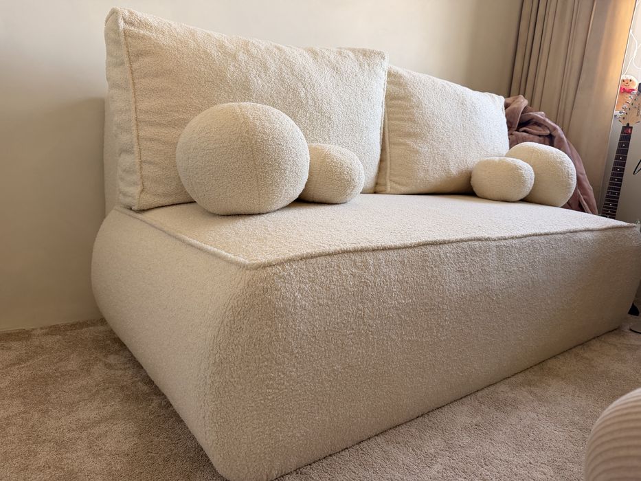 Sofa w IDEALNYM stanie BOUCLE z funkcja spania
