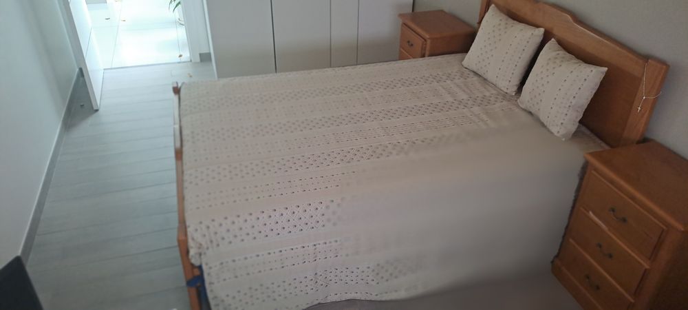 Cama casal c mesas cabeceira.64285475392641121