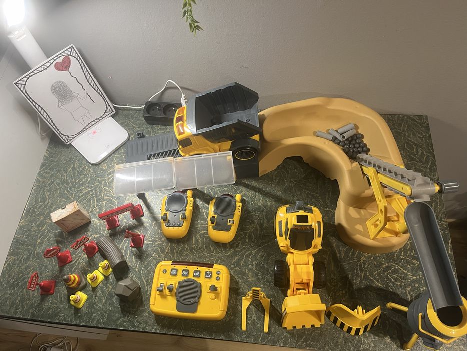 Zestaw zabawek zdalnie sterowanych- budowa