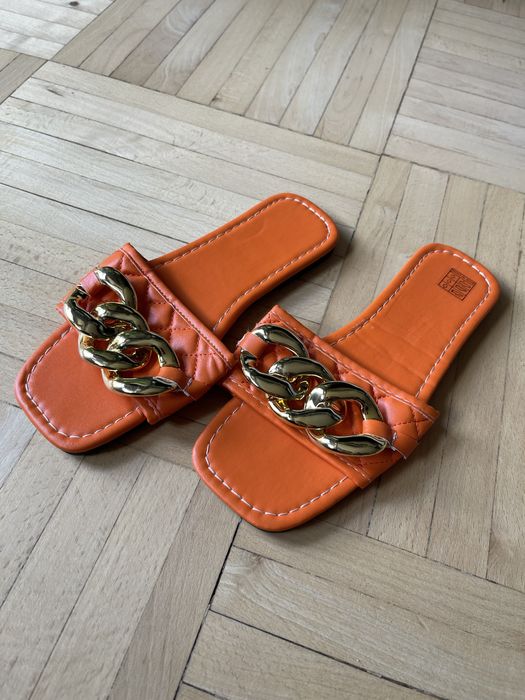 Pomarańczowe klapki z łańcuchem, rozmiar 36