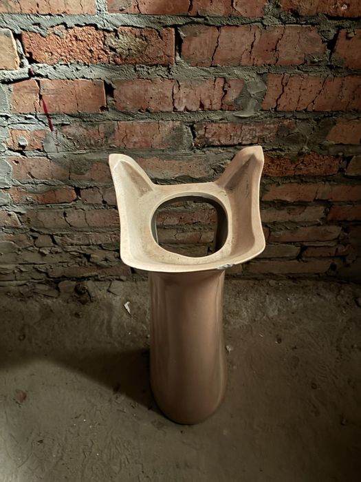 Рукомийник з ніжкою