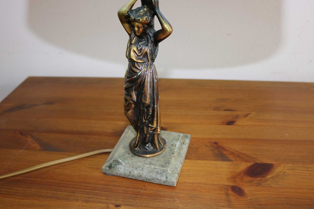 candeeiro de mesa mulher com vaso