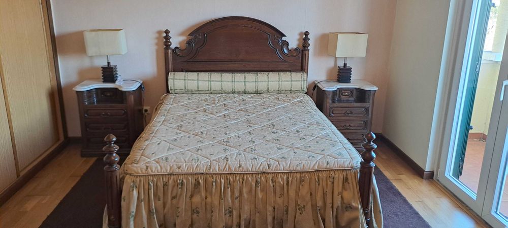 Quarto clássico em carvalho maciço, com tampo em mármore branco na cómoda e mesas de cabeceira