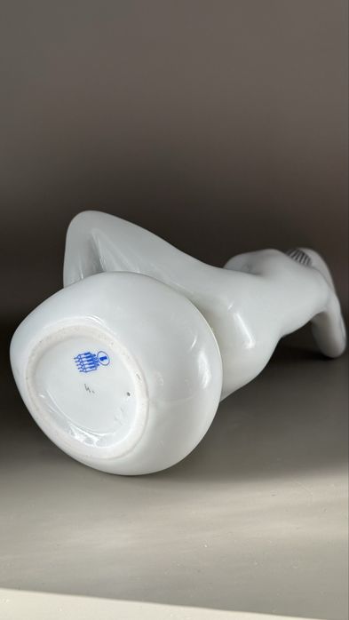Kobieta z lusterkiem, zsolany figurka porcelanowa