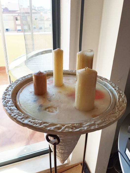 Suporte vertical para velas com ânfora invertida