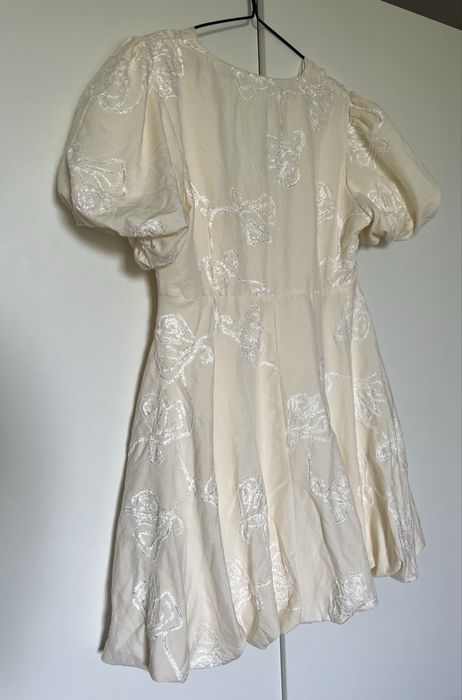 Vestido curto bege com bordado branco e manga bufante – elegante e romântico