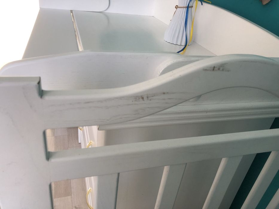 Дитяче ліжечко з маятником