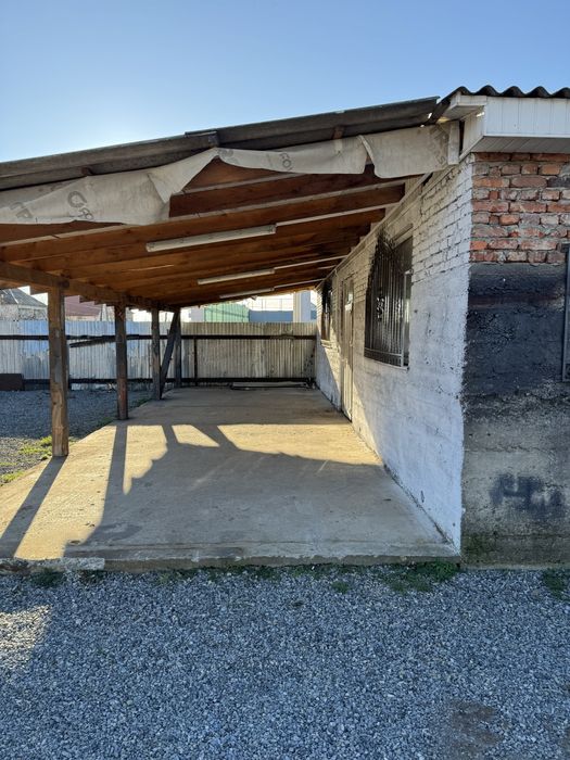 Здається гараж з навесами і великою територією