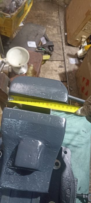 Тиски  стальні .