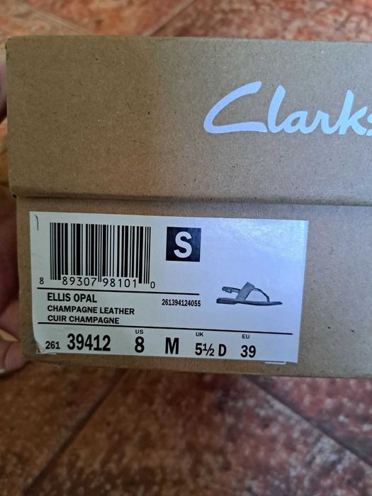 Продам новые кожаные босоножки Clarks