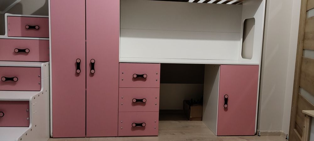 Łózko piętrowe ze schodkami