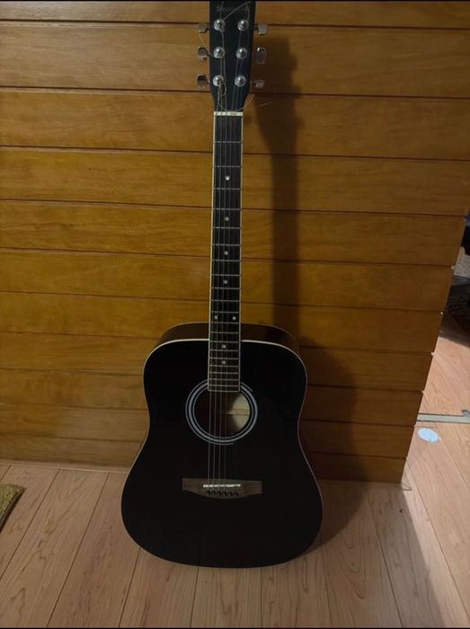 Guitarra acústica preta sherwood.