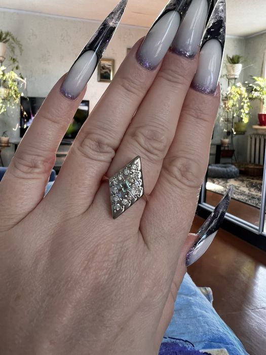 Золотое кольцо 583 пр.с бриллиантами и уральским изумрудом