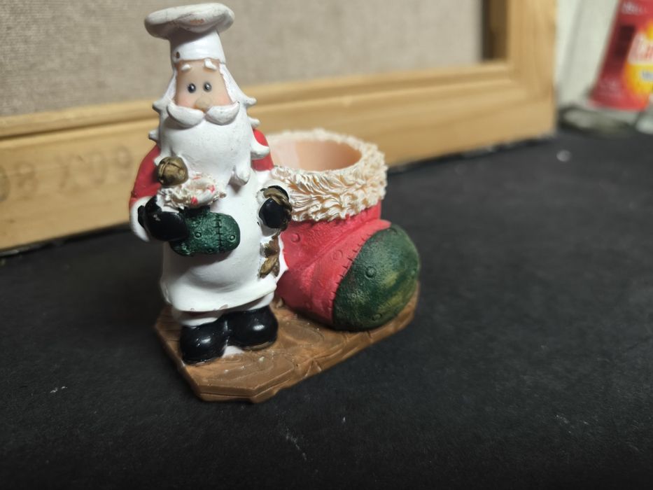 Suporte de velas Pai Natal
Suporte decorativo com tema de Pai Natal.
-