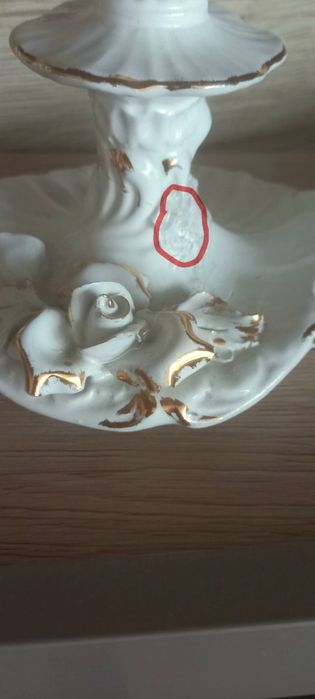 Jednorożec i świecznik, biała porcelana ze złotymi brzegami. Cena za 2