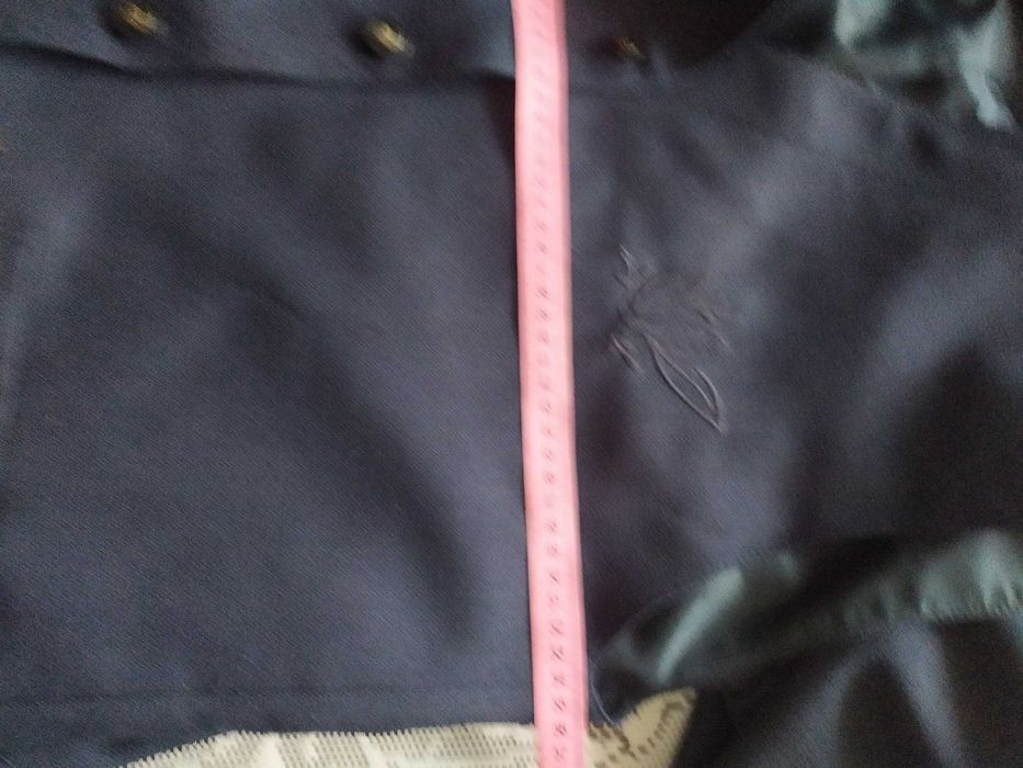 Garsonka z spodniami i kamizelką