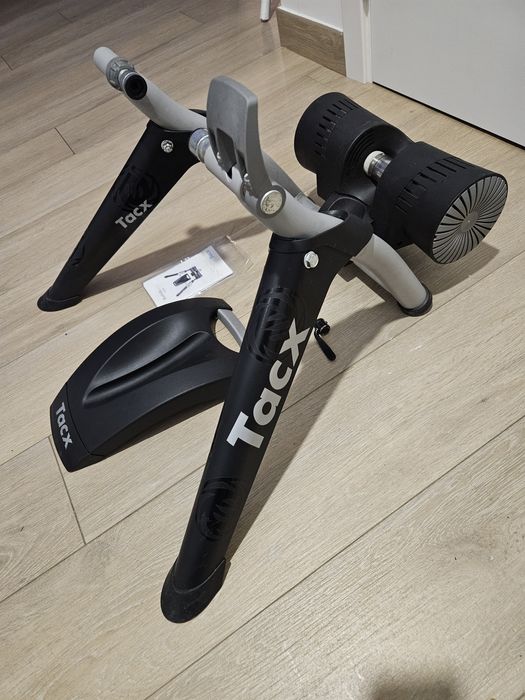 Rolo de treino Tacx Bushido Smart