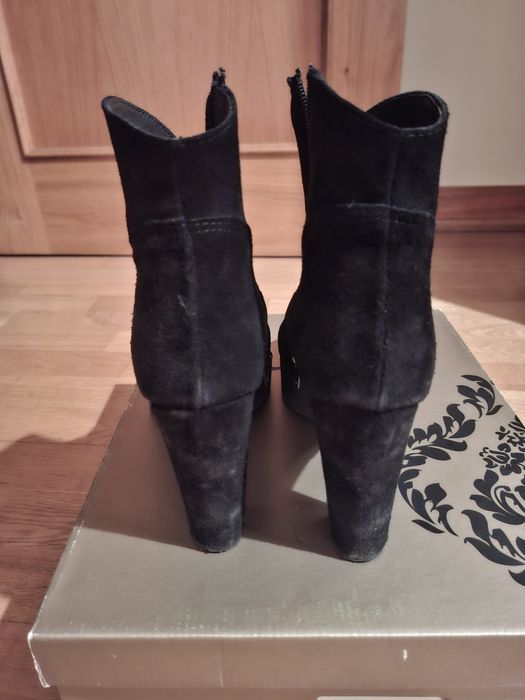 Botins em camurça da marca Ruika