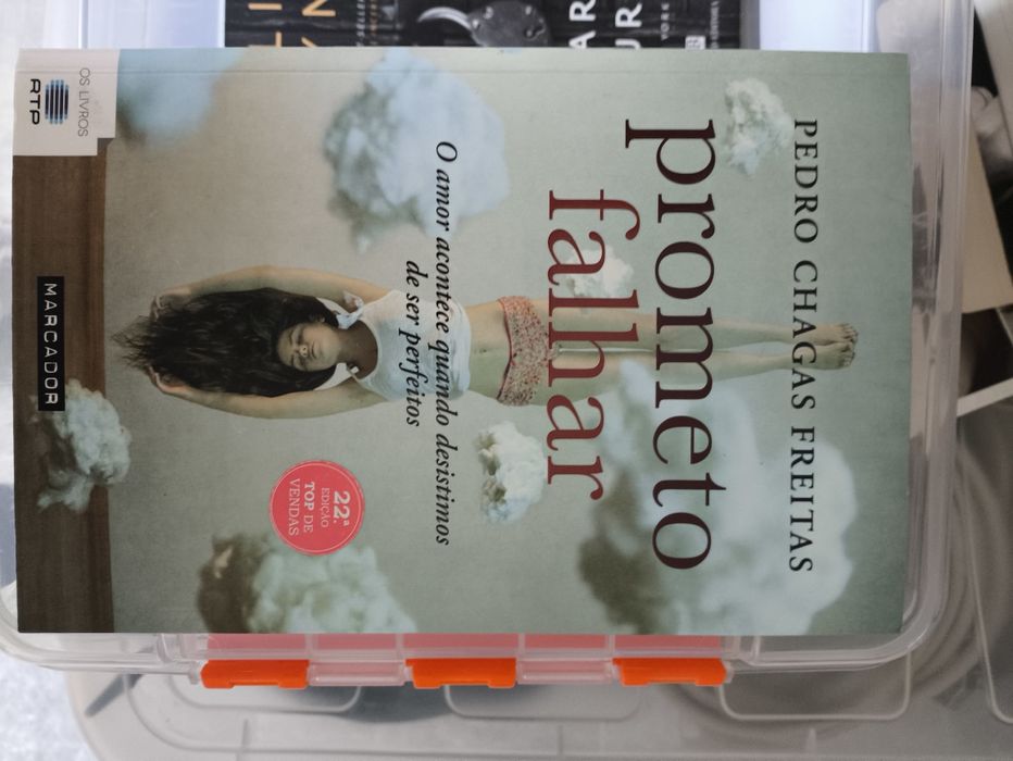 Variedade de livros, entre romances, histórias verídicas e suspense.