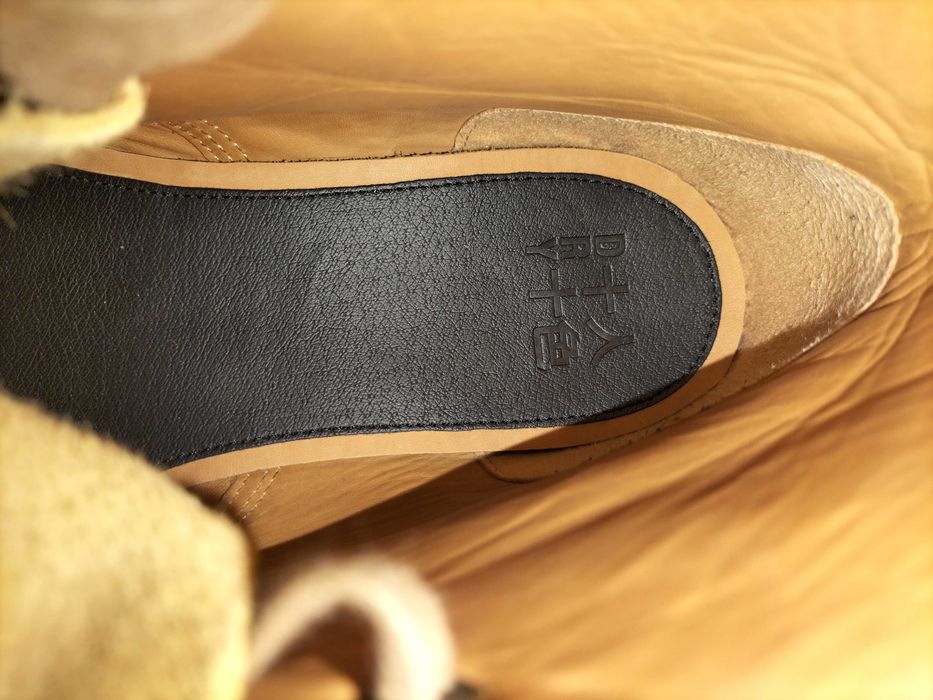 Japońskie buty ze skóry naturalnej.