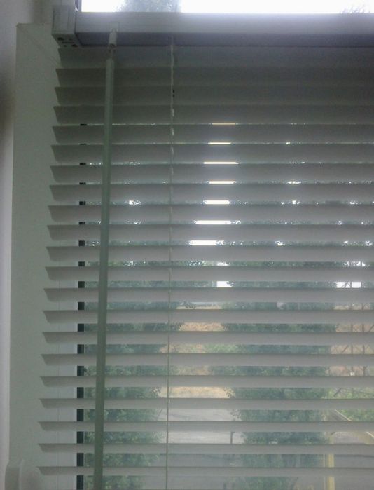 Горизонтальні пластикові жалюзі білі /світло-сірі/ 55 на 130/65 на 140