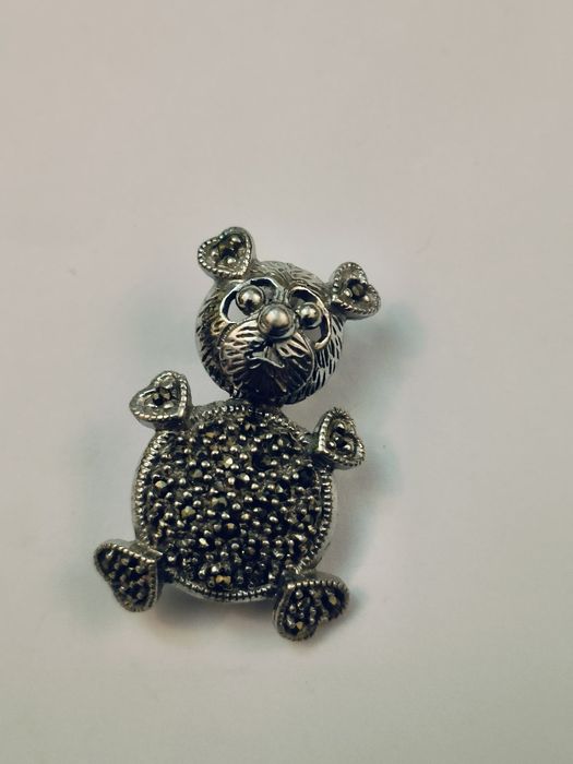 Alfinete antigo ursinho com marcassitas