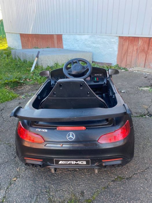 Дитячий електромобіль.