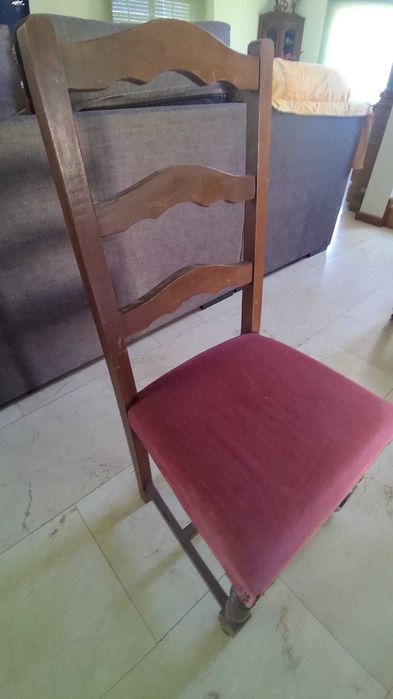 Cadeira de quarto em estilo antigo e bom estado
