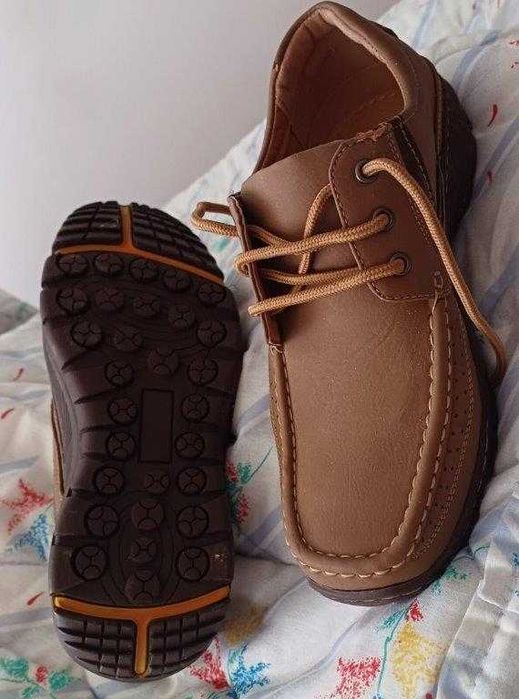 Sapatos castanhos com atacadores, n. 41
