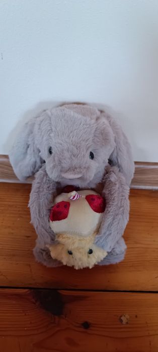 Pluszak Królik z tortem