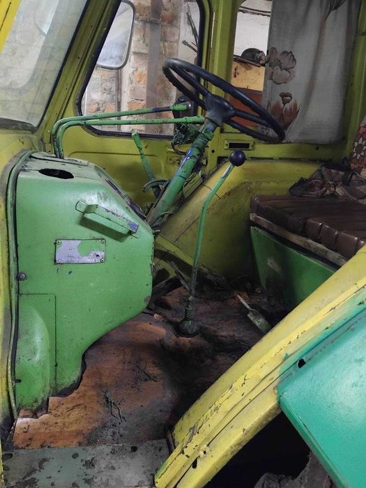 Трактор ЮМЗ в хорошому стані