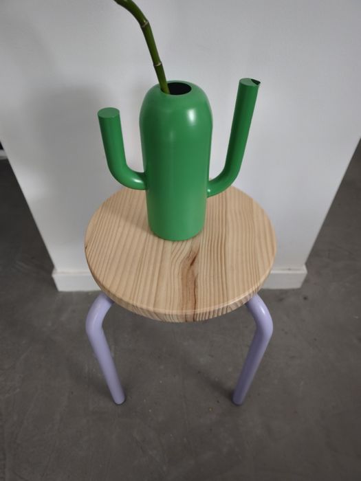 Banco e suporte para vaso de flores