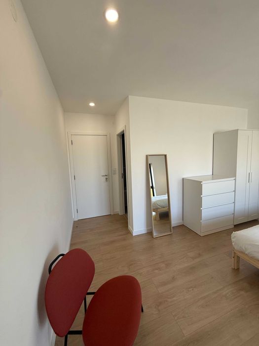 Suite moderna e espaçosa com despesas incluídas